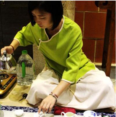 女士喝茶的手勢，女人正確喝茶手勢姿勢圖