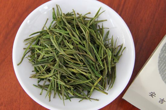 安吉白茶冷藏好還是冷凍好？這個需要根據(jù)存放時間來選擇