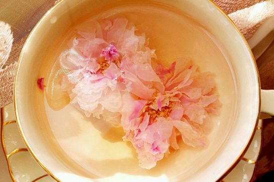 玫瑰花茶的功效與作用，堅(jiān)持喝一個(gè)月玫瑰花茶會(huì)怎樣？