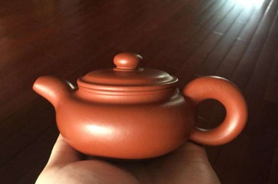 朱泥<a href=http://m.czsdfxx.com/chaju/zisha/ target=_blank class=infotextkey>紫砂壺如何開(kāi)壺</a>，朱泥壺日常泡茶養(yǎng)護(hù)