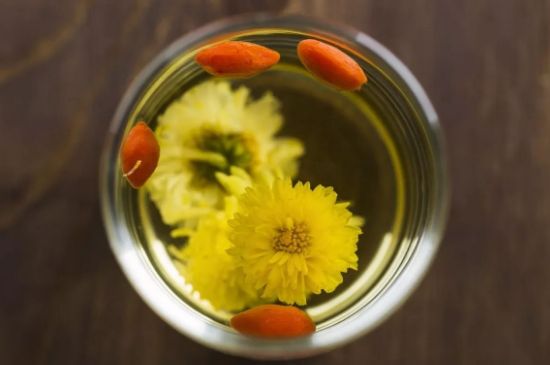 菊花茶的最佳搭配有哪幾樣，菊花茶和什么搭配喝效果好？