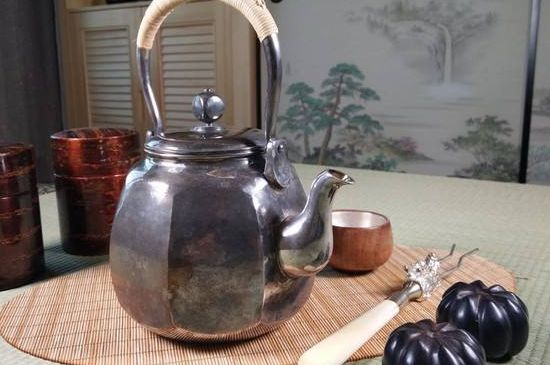 銀壺泡茶后為什么會變黑，銀壺內(nèi)膽發(fā)黑怎么辦