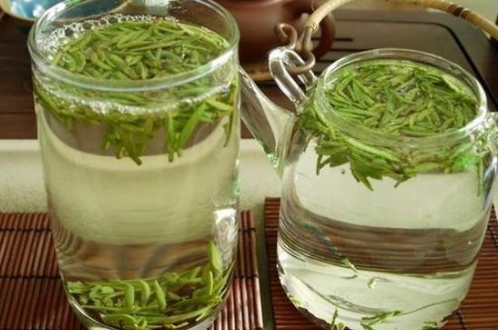 竹葉青和雀舌哪個(gè)貴，竹葉<a href=http://m.czsdfxx.com/fenlei/wulongcha/ target=_blank class=infotextkey>青茶</a>貴嗎？