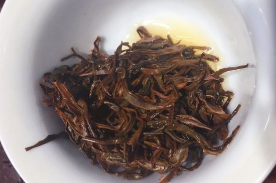 女人喝紅茶好還是喝普洱茶好，普洱茶和紅茶哪個(gè)適合女人喝